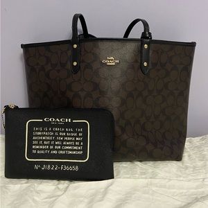 COACH City Tote in Signature Coated Canvas. Logo bag